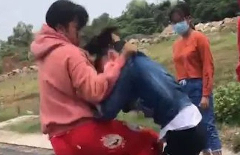 Bé gái Vũng Tàu bị bạn đánh hội đồng: Làm ơn, mắc oán? Be gai Vung Tau bi ban danh hoi dong: Lam on, mac oan?