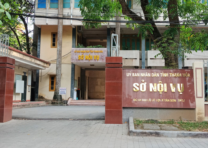 4. Bắt tạm giam cán bộ Sở Nội vụ Thanh Hóa: Công an Thanh Hóa ra quyết định bắt tạm giam 3 tháng đối với ông Bùi Quốc Toàn, Trưởng phòng Quản lý Công, viên chức thuộc Sở Nội vụ tỉnh Thanh Hóa vì đánh bạc tại nhà riêng như trước đây Kiến thức đã thông tin. Các đồng phạm đánh bài ăn tiền cùng ông Toàn là Đàm Anh Tuấn, Vũ Văn Khánh, Trần Đức Thịnh cũng bị khởi tố, áp dụng biện pháp cấm đi khỏi nơi cư trú.