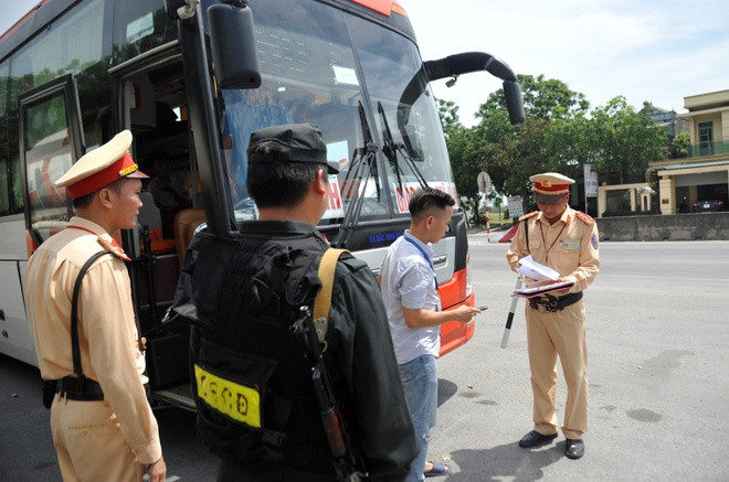 2. Công an Thanh Hóa xử 587 tài xế vi phạm nồng độ cồn: Sau 21 ngày tổng kiểm soát phương tiện giao thông Cảnh sát giao thông Thanh Hóa đã xử lý 11.636 phương tiện vi phạm. Trong đó, 587 trường hợp vi phạm nồng độ cồn, 6 trường hợp sử dụng ma túy, 3.119 trường hợp không đội mũ bảo hiểm. Tổng số tiền phạt hơn 17 tỷ đồng. Cảnh sát cũng tạm giữ hơn 2.000 phương tiện, tước 889 giấy phép lái xe.