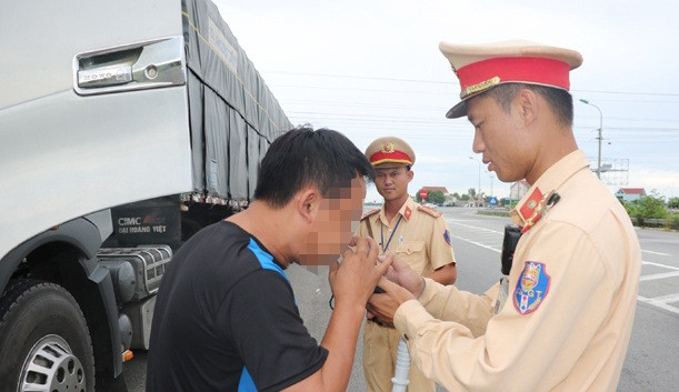 3. Hà Tĩnh phạt nồng độ cồn tài xế 35 triệu: Phó chủ tịch UBND tỉnh Hà Tĩnh vừa ký quyết định xử phạt 35 triệu đồng đối với ông N.Đ.P. (39 tuổi, thị xã Hồng Lĩnh) vì Vi phạm hành chính trong lĩnh vực giao thông đường bộ số tiền 35 triệu đồng. Ông P. còn bị tước quyền sử dụng giấy phép lái xe 23 tháng do lỗi vi phạm nồng độ cồn. Vào tháng 5, ông Phú bị kiểm tra nồng độ cồn khi lái xe, kết quả nồng độ cồn vượt quá 0,1 miligam/lít khí thở (0,658mg/l).