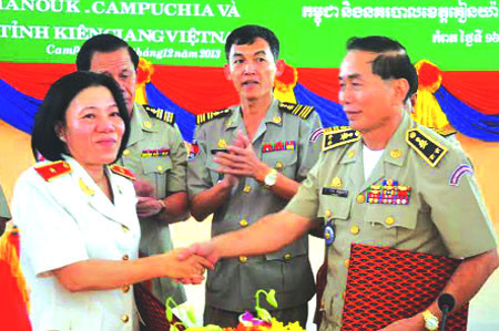 Bố là ông Bùi Nhứt Bình (bí danh Trần Bình hay Mười Bình), mẹ là bà Nguyễn Kim Lựu (bí danh Bảy Hồng), đều là cán bộ cách mạng hoạt động trong căn cứ núi rừng Hà Tiên.