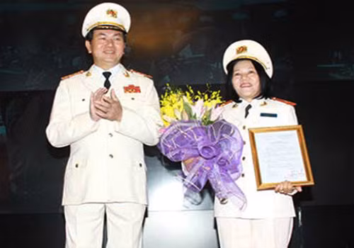 Như vậy, thiếu tướng Bùi Tuyết Minh đã thôi Giám đốc Công an tỉnh sau 9 năm giữ chức vụ này. Bà là nữ Giám đốc Công an đầu tiên và là nữ Giám d đốc Công an duy nhất tính đến thời điểm này. Ngoài ra bà còn là nữ sĩ quan Công an được phong hàm thiếu tướng đầu tiên.