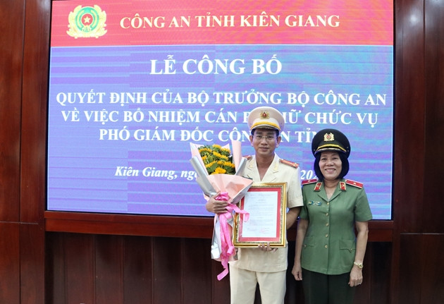 Tháng 6/2011, bà Bùi Tuyết Minh được Bộ Công an bổ nhiệm làm Giám đốc Công an tỉnh Kiên Giang. Đến tháng 7/2013, bà được thăng cấp hàm đại tá lên thiếu tướng.