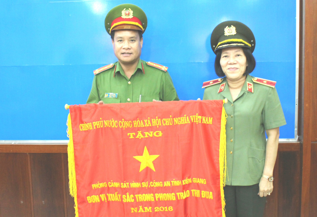 Năm 1981, sau khi học xong cấp III, bà được tuyển vào ngành Công an với nhiệm vụ của một trinh sát an ninh tại địa bàn Kênh Cụt, phường An Hoà, TP.Rạch Giá, Kiên Giang, đây là địa bàn trọng điểm của tình trạng đưa người vượt biên trái phép.