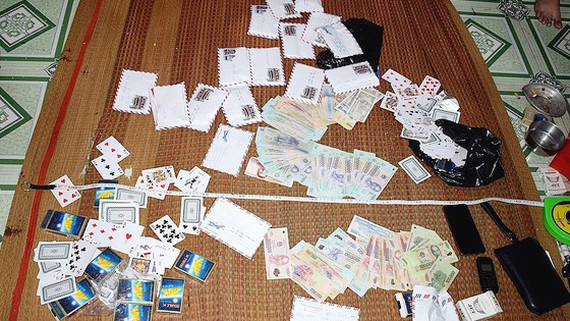 Điều đáng nói là, trong số 10 đối tượng tham gia đánh bạc thâu đêm có 4 người là cán bộ, giáo viên. Trong đó, ông V.Đ.H hiện là Chủ tịch Liên đoàn lao động huyện; N.V.H là cán bộ Kho bạc huyện; L.T.H và P.T.S đều là giáo viên trường Phổ thông dân tộc bán trú xã Sơn Tân và xã Sơn Long. (Ảnh minh họa)