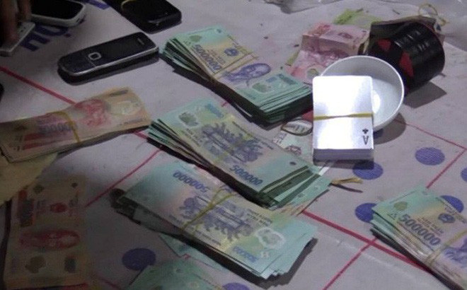 Tại đây, cơ quan chức năng đã thu giữ được hàng chục triệu đồng tiền mặt, điện thoại, xe máy cùng nhiều tang vật có liên quan. Các đối tượng tham gia đánh bạc và tổ chức đánh bạc nhanh chóng được đưa về đơn vị để làm rõ. Ông Trần Đình H. khai nhận mình là một cán bộ công tác tại Thanh tra tỉnh Đắk Lắk. (Ảnh minh họa) Video: Thanh Hóa: Bắt hàng loạt quan chức vì tội đánh bạc (nguồn VTC Now)