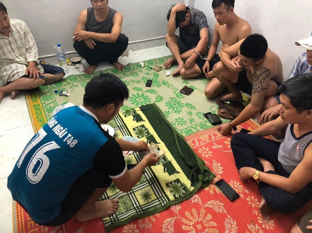 Theo đó, khoảng 3h30 ngày 21/5, lực lượng trinh sát Công an huyện Sơn Tây đã bắt quả tang sới bạc tại nhà P.N.Q (SN 1998, thôn Tan Via, xã Sơn Dung). Lúc này có 10 đối tượng tham gia sát phạt nhau dưới hình thức xóc đĩa. Lực lượng công an đã thu giữ trên chiếu bạc số tiền 3.160.000 đồng.