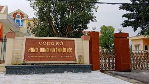  Khởi tố, bắt tạm giam phó chủ tịch UBND huyện Hậu Lộc - Thanh Hóa vì đánh bạc: Ngày 12/6, Công an tỉnh Thanh Hóa cho biết Cơ quan CSĐT vừa khởi tố vụ án, khởi tố bị can, bắt tạm giam 3 tháng đối với 4 bị can về tội đánh bạc, trong đó có ông Nguyễn Văn Long - phó chủ tịch UBND huyện Hậu Lộc.