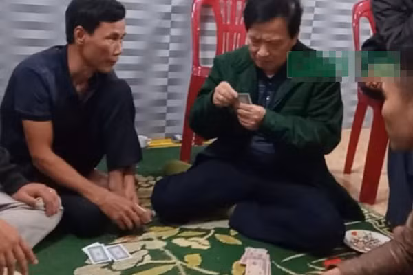 Diem danh loat quan chuc “bay ghe” vi bi bat tren chieu bac-Hinh-4