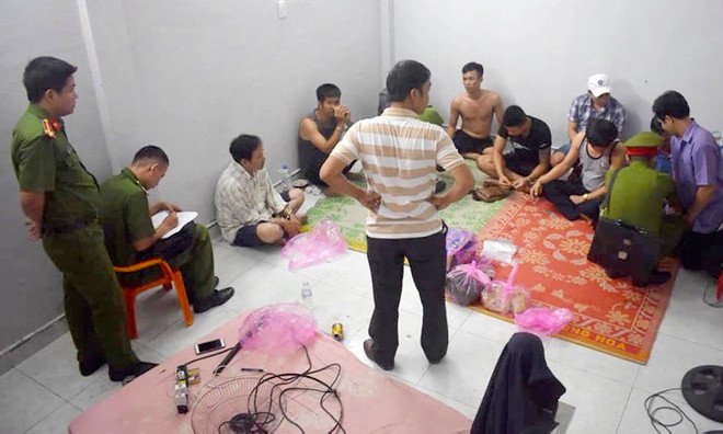 Ngày 23/5/2020, lãnh đạo Công an huyện Sơn Tây (Quảng Ngãi) cho hay đơn vị đã bắt quả tang 10 người tham gia đánh bạc bằng hình thức xóc đĩa. Trong đó có 4 người là cán bộ, đảng viên đang công tác tại địa phương gồm: Võ Đăng Hân (42 tuổi, Chủ tịch Liên đoàn lao động huyện Sơn Tây); Nguyễn Vũ Hoàng Chương (42 tuổi, cán bộ Kho bạc huyện Sơn Tây); Lê Trung Hiếu (48 tuổi) và Phan Tiến Sĩ (54 tuổi), đều là giáo viên trường PTDT bán trú ở xã Sơn Tân và xã Sơn Long, huyện Sơn Tây.