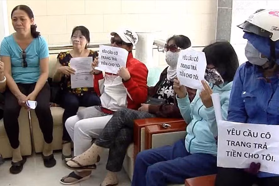 Trong thời gian khách hàng tố cáo thì trùng hợp bà Trang thông báo đang mang bầu. Sau khi sinh con, bà Trang bị khởi tố và áp dụng biện pháp ngăn chặn "cấm đi khỏi nơi cư trú" do nuôi con nhỏ dưới 36 tháng tuổi.