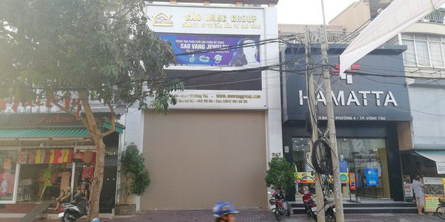 Năm 2018, Cơ quan CSĐT đã khởi tố bị can đối với Huỳnh Thị Ngân Trang về tội Lừa đảo chiếm đoạt tài sản. Bà Trang bị khởi tố nhưng cho tại ngoại vì đang nuôi con nhỏ. Tuy nhiên, đến tháng 3/2020, bà Trang đã bỏ trốn. Cơ quan CSĐT đã ra quyết định truy nã.