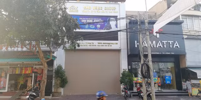 Năm 2018, Cơ quan CSĐT đã khởi tố bị can đối với Huỳnh Thị Ngân Trang về tội Lừa đảo chiếm đoạt tài sản. Bà Trang bị khởi tố nhưng cho tại ngoại vì đang nuôi con nhỏ. Tuy nhiên, đến tháng 3/2020, bà Trang đã bỏ trốn. Cơ quan CSĐT đã ra quyết định truy nã.