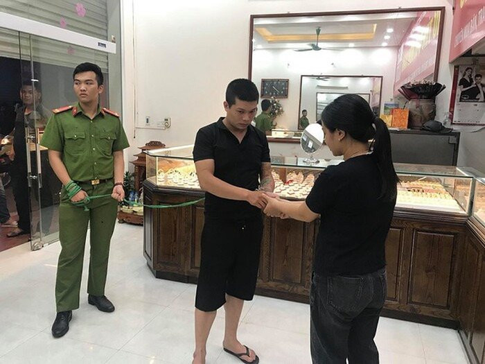 Nam thanh nien truy duoi ten cuop tiem vang ke lai khoanh khac bi vung dao dam chem-Hinh-4