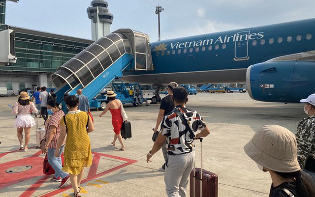  3. Hành khách Vietnam Airlines tử vong khi đi xe thang: Sáng 17/6, Vietnam Airlines xác nhận thông tin hành khách H.T.A.T trên chuyến bay VN1379 hành trình Huế - TP HCM ngày 15/6 hạ cánh xuống sân bay Tân Sơn Nhất (TP HCM) vào lúc 18 giờ cùng ngày, khi xuống bằng xe thang đã té ngã và chảy máu ở vùng đầu. Dù được cấp cứu nhưng bệnh nhân không qua khỏi.