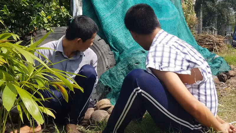 Trước đó, ngày 6/2/2020 cơ sở này cũng đã xảy ra tình trạng học viên cai nghiện ma túy trốn trại. Theo đó, lợi dụng việc chuyển cơm từ khu này qua khu khác, khoảng 30 người trong nhóm học viên cai nghiện ma túy bất ngờ xô ngã nhân viên chuyển cơm rồi la hét, tràn ra khỏi cổng trại.