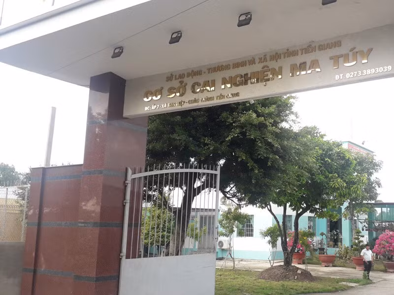 Sáng 7/6, các cơ quan chức năng tỉnh Tiền Giang đang truy tìm 17 học viên bỏ trốn để đưa trở lại cơ sở cai nghiện ma túy của Sở Lao động - Thương binh và Xã hội Tiền Giang. Ngoài ra, còn có 12 học viên khác bị nhập viện do đánh nhau giữa học viên hai khu. Trung tâm Cai nghiện ma túy tỉnh Tiền Giang nằm trên tỉnh lộ, cách quốc lộ 1 khoảng 5km. Nơi này đang quản lý, điều trị bệnh, dạy nghề cho hơn 650 học viên.