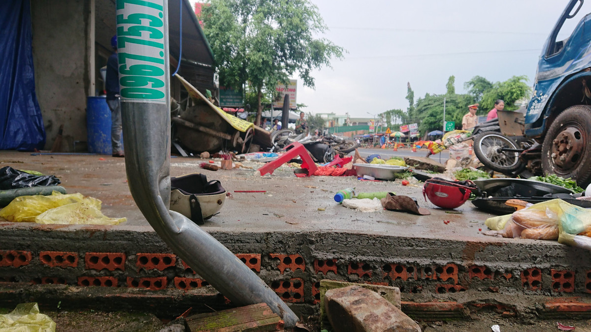Lấn chiếm lòng, lề đường để bán hàng, hiểm họa khôn lường Lan chiem long, le duong de ban hang, hiem hoa khon luong