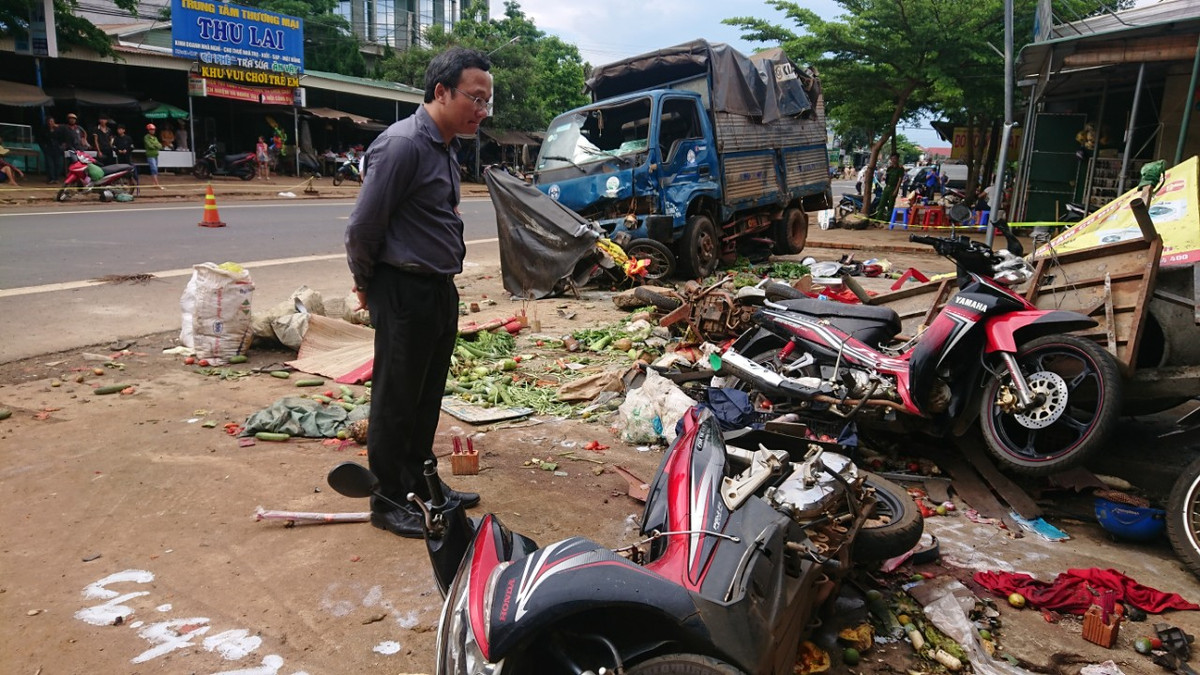 Lấn chiếm lòng, lề đường để bán hàng, hiểm họa khôn lường - Hình 3 Lan chiem long, le duong de ban hang, hiem hoa khon luong-Hinh-3
