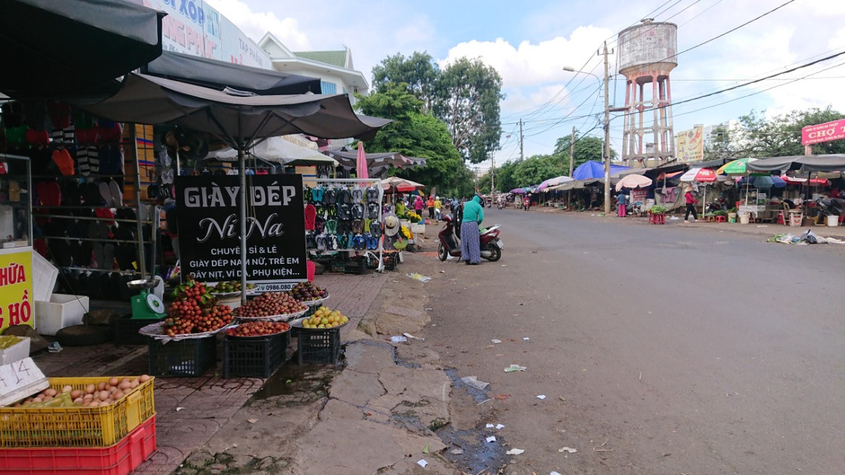 Lấn chiếm lòng, lề đường để bán hàng, hiểm họa khôn lường - Hình 2 Lan chiem long, le duong de ban hang, hiem hoa khon luong-Hinh-2