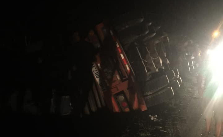 Chiếc xe đầu kéo lật ngang đường