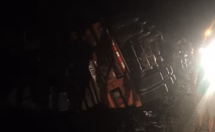 Chiếc xe đầu kéo lật ngang đường