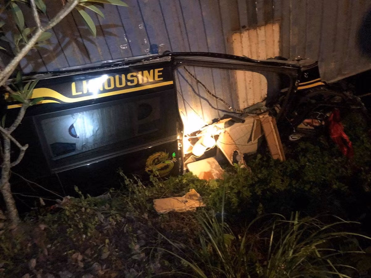 Lực lượng chức năng gồm Phòng CSGT, Công an huyện Hải Hà và các đơn vị nghiệp vụ thuộc Công an tỉnh Quảng Ninh cùng UBND huyện Hải Hà, UBND xã Quảng Minh sau khi nhận được tin báo đã có mặt tại hiện trường, tổ chức cứu nạn, dùng xe cẩu kéo xe container đưa các nạn nhân ra ngoài.