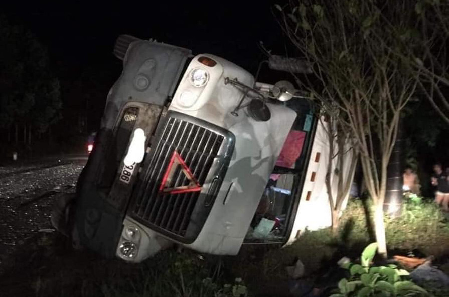 Theo đó, chiếc xe đầu kéo BKS 14C-009.86 kéo theo container bị lật ngang, đè lên xe khách limousine BKS 79B-029.12.