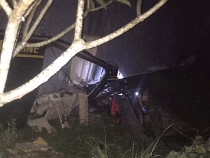 Hiện đã xác định 3 người, gồm 2 nam, 1 nữ (chưa xác định danh tính) đi trên xe limousine. Cả ba đã tử vong.