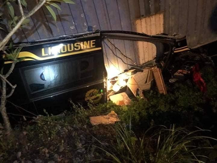 Xe khách limousine bị xe container đè lên bẹp dí