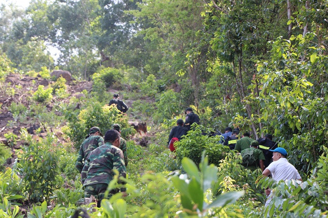 Tuy nhiên, việc truy bắt Sự gặp nhiều khó khăn do địa hình khu vực này hiểm trở, ban ngày nhiệt độ lên đến 40 độ C. Trên núi có nhiều vắt, muỗi nên gây khó khăn cho những lực lượng làm nhiệm vụ.