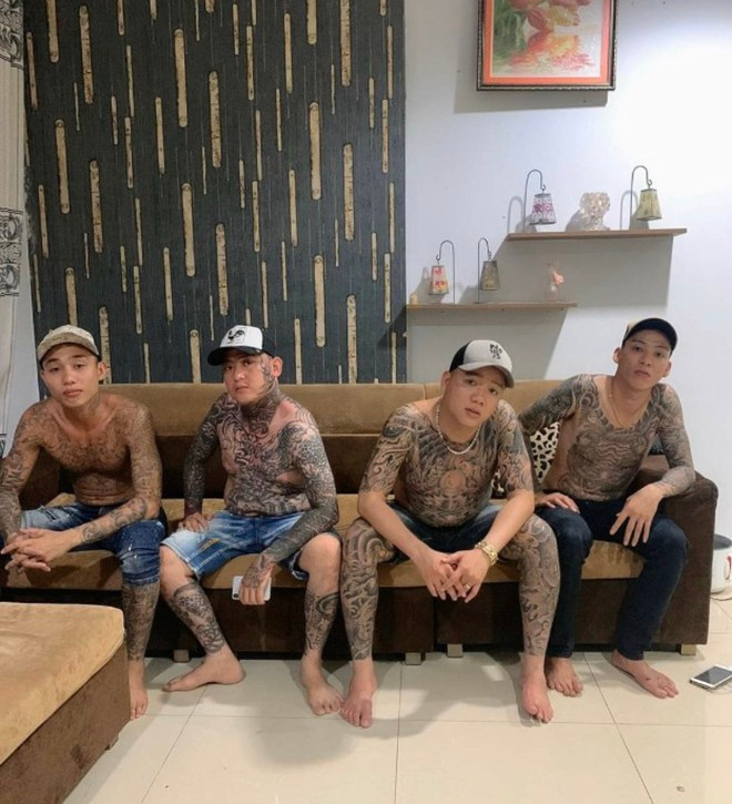  7. Truy tìm nhóm đối tượng thuê người 100.000đ đập phá, chém người: Công an TP.HCM ra thông báo truy tìm một số đối tượng liên quan đến “băng nhóm áo cam” đập phá, đâm chém người tại quán ốc, trong đó có Dương Đại Trí, nghi can cầm đầu. Trí là người kết nói bạn bè thuê trên mạng các đối tượng từ 13 – 14 tuổi với giá 100.000đ – 400.000đ. Để tránh nhầm lẫn, Trí cho tất cả mặc áo cam. 