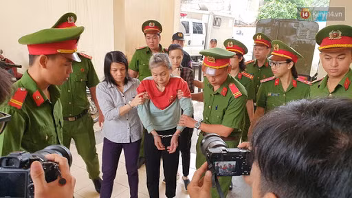 Giết người thứ nhất, Hà rửa rượu, quấn ni lông sau đó cho vào thùng nhựa. Người thứ 2, Hà và đồng bọn giết bằng cách thắt cổ và chích điện. Sau đó cũng cho vào thùng nhựa và đổ bê tông, bỏ lại nhà thuê trước khi di chuyển đi nơi khác.