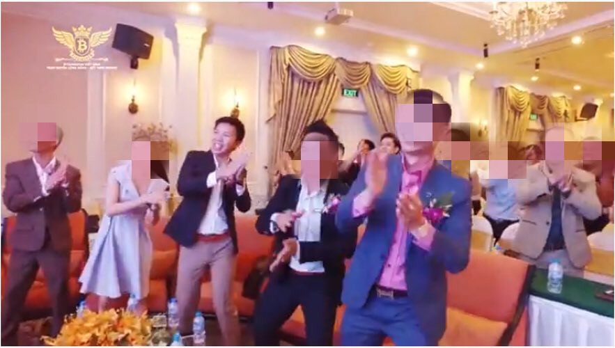 Ông tham gia hát nhảy cùng những người tham dự trong hội trường. Nhiều người tham dự sau này là nạn nhân của các tố cáo lừa đảo chiếm đoạt 15.000 tỷ đồng bằng hình thức huy động vốn thông qua phát hành tiền ảo.