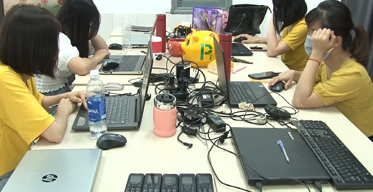 Quan doi, Cong an boc go o nhom “bac si online”