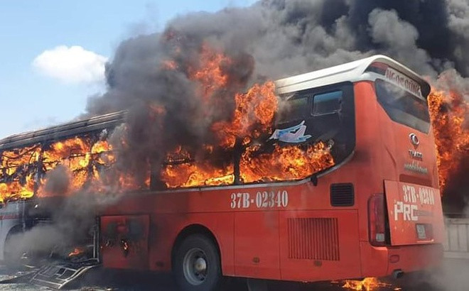 6. Chiếc xe giường nằm đang chạy hướng Bắc – Nam: Đang chạy trên quốc lộ 1 đoạn qua cầu Nguyệt Viên, TP Thanh Hóa thì chiếc xe giường nằm bốc cháy dữ dội vào trưa 20/6. Sau khi thấy cháy, tài xế cho xe dừng bên đường đồng thời gọi tất cả hành khách rời khỏi xe. toàn bộ chiếc xe cùng nhiều tài sản, hàng hóa của hành khách. toàn bộ chiếc xe cùng nhiều tài sản, hàng hóa của hành khách.