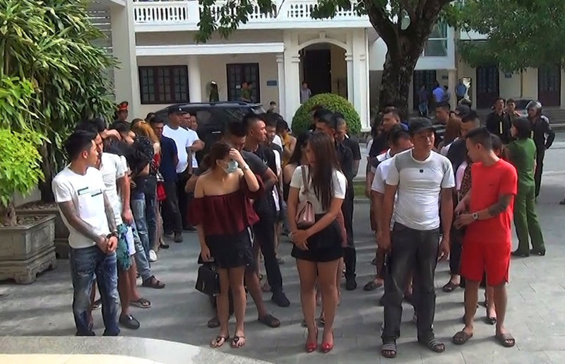 3. Bữa tiệc ma túy và dao kiếm tại Thanh Hóa: Công an tỉnh Thanh Hóa vừa đột kích vào Tòa nhà Gia Linh Club (thị trấn huyện Nga Sơn, Thanh Hóa) bắt quả tang 54 đối tượng đang có hành vi tàng trữ và tổ chức sử dụng trái phép chất ma túy. Thời điểm phát hiện vụ việc trên vào khoảng 3h sáng 19/6/2020 với nhiều tang vật gồm: ketamin, thuốc lắc, dao kiếm các loại, dụng cụ sử dụng ma túy và nhiều tang vật khác có liên quan.