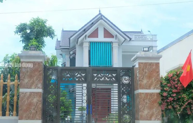 Tận mắt chứng kiến những ngôi nhà thuộc "hộ cận nghèo" ở xã Quảng Lưu (Thanh Hóa), nhiều người sẽ không khỏi bất ngờ trước sự bề thế, khang trang, thậm chí có nhiều ngôi nhà có thể xem như biệt thự.