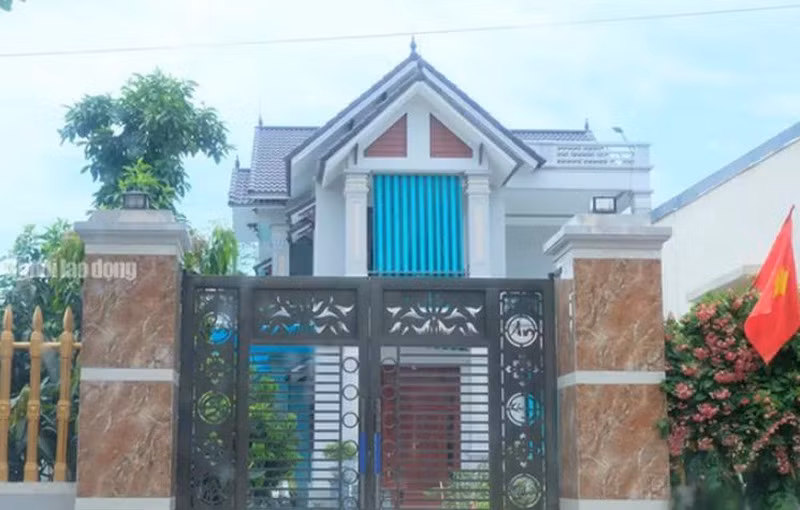 Tận mắt chứng kiến những ngôi nhà thuộc "hộ cận nghèo" ở xã Quảng Lưu (Thanh Hóa), nhiều người sẽ không khỏi bất ngờ trước sự bề thế, khang trang, thậm chí có nhiều ngôi nhà có thể xem như biệt thự.