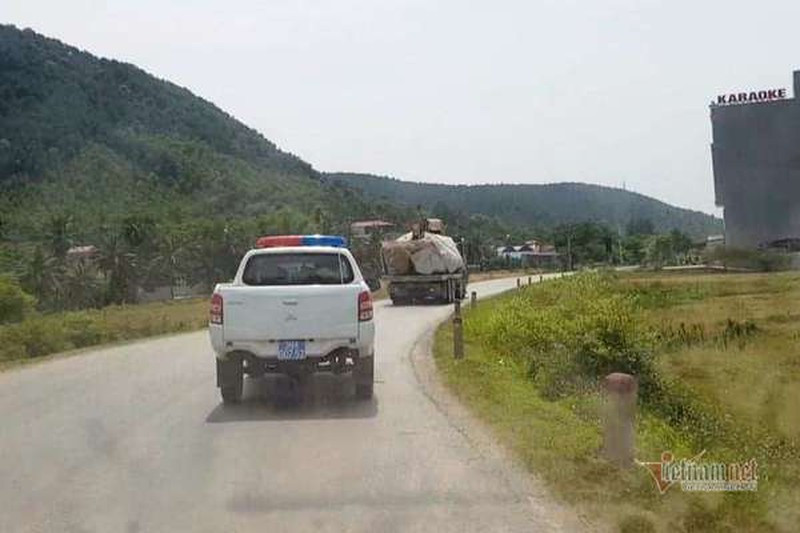 Đó là xe tải BKS 36C-231.32, gắn logo Công ty Đại Hồng Phúc chở trên thùng nhiều khối đá lớn cồng kềnh, đi ngênh ngang trên tuyến đường quốc lộ. Đi phía sau cả tuyến dài là một xe cảnh sát. Được biết, chiếc xe này đã được CSGT đưa về bãi, lập biên bản vượt tải 600%. Hiện tại xe đang bị giữ trong bãi, hồ sơ vụ việc đã được bàn giao cho đội xử lý.