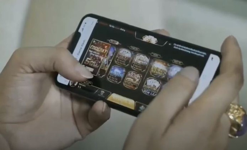 MV xuất hiện nhiều hình ảnh liên quan đến game cờ bạc Go88, 789club. Hai game này có trụ sở công ty ở nước ngoài như Philippine. Website có cùng tên Go88 đã quảng cáo và tự nhận mình là "game đánh bài đổi thưởng số 1 Việt Nam". Có thể hiểu đây là một hình thức đánh bạc thông qua game. Loại hình này ở Việt Nam đã cấm từ lâu.