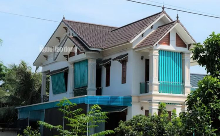 5. Hộ cận nghèo ở nhà như biệt thự: UBND xã Quảng Lưu, huyện Quảng Xương, tỉnh Thanh Hóa đang tiến hành rà soát lại danh sách những hộ nghèo, cận nghèo tại địa phương này sau khi việc chi trả gói an sinh xã hội 62.000 tỉ đồng hỗ trợ người dân trong đại dịch Covid-19 phát sinh nhiều bất cập. Trong số 712 hộ cận nghèo của năm 2019, nhiều hộ khá giả, thậm chí giàu có, trưởng thôn, bí thư chi bộ, người thân lãnh đạo xã... cũng "lọt" vào danh sách được nhận tiền hỗ trợ Covid-19.