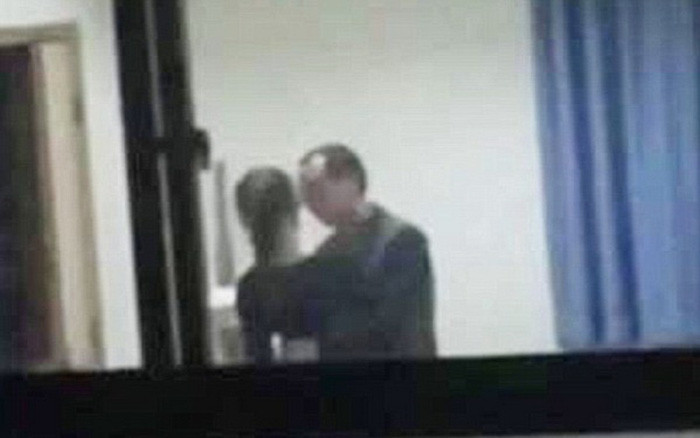 4. Cách hết chức Trưởng phòng giáo dục sàm sỡ nữ giáo viên: Huyện ủyvBình Xuyên cho biết đã hoàn thành các thủ tục, trình biên bản vụ việc lên UBND tỉnh Vĩnh Phúc để xử lý ông Nguyễn Huy Sơn, Trưởng phòng Giáo dục và Đào tạo huyện này. Ông Sơn là người có hành vi sàm sỡ một nữ giáo viên của Trường THCS Phú Xuân, huyện Bình Xuyên hồi cuối năm 2019 tại nơi làm việc của ông Sơn. Hiện, ông Nguyễn Huy Sơn đã bị cách mọi chức vụ trong Đảng. Ảnh minh họa.