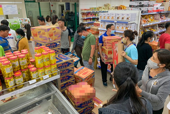 Bước vào cao điểm chống dịch COVID-19, Chủ tịch UBND TP.Hà Nội Nguyễn Đức Chung đã làm việc với các doanh nghiệp cung ứng nhu yếu phẩm cho người dân để đảm bảo nguồn cung trong thời gian tới. Khẳng định người dân không cần hoang mang, không nên xuất hiện tại những nơi đông người, không cần tích trữ lương thực, thực phẩm, bởi hệ thống các siêu thị trên địa bàn thành phố đã dự trữ đủ nhu yếu phẩm.