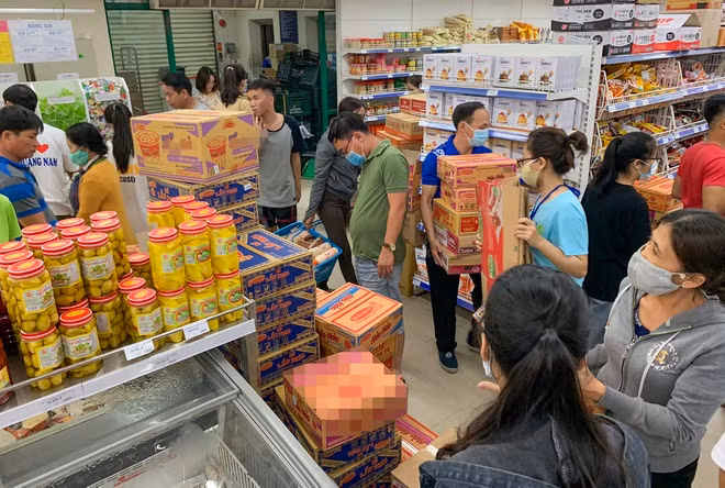 Bước vào cao điểm chống dịch COVID-19, Chủ tịch UBND TP.Hà Nội Nguyễn Đức Chung đã làm việc với các doanh nghiệp cung ứng nhu yếu phẩm cho người dân để đảm bảo nguồn cung trong thời gian tới. Khẳng định người dân không cần hoang mang, không nên xuất hiện tại những nơi đông người, không cần tích trữ lương thực, thực phẩm, bởi hệ thống các siêu thị trên địa bàn thành phố đã dự trữ đủ nhu yếu phẩm.