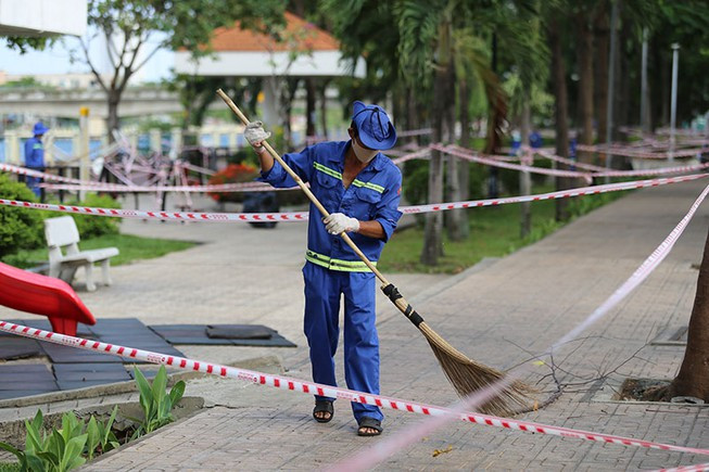 Ông Nguyễn Đức Chung là người đưa ra các biện pháp giãn cách của Thủ đô khi nguy cơ lây lan bệnh cao. Ông sát sao quá trình giãn cách như cấm người tụ tập, tập thể dục trong công viên giai đoạn này để tránh lây nhiễm bệnh. Ông nói: Người dân đổ ra đường đông sẽ rất dễ “vỡ trận”.