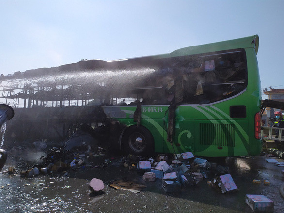 Một vụ việc khác cũng khiến dư luận xôn xao xảy ra vào lúc 13h ngày 5/12/2019, xe khách giường nằm hai tầng 45 chỗ mang biển kiểm soát 12B-005.xx khi đang lưu thông theo hướng Lạng Sơn đi Đắc Lắk trên quốc lộ 1, đoạn qua địa bàn xã Hà Yên, huyện Hà Trung cũng bị bốc cháy. Đến khoảng 14h 30 phút cùng ngày, đám cháy xe khách nêu trên đã dập tắt hoàn toàn. Vụ cháy xe khách này không gây thiệt hại về người nhưng thiệt hại lớn về tài sản. &gt;&gt;&gt; Mời độc giả xem thêm video Nhà hàng nổi bốc cháy ngùn ngụt giữa Hồ Tây | VTC Now