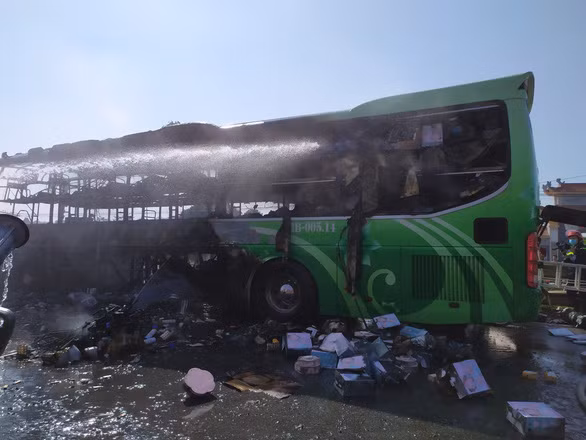 Một vụ việc khác cũng khiến dư luận xôn xao xảy ra vào lúc 13h ngày 5/12/2019, xe khách giường nằm hai tầng 45 chỗ mang biển kiểm soát 12B-005.xx khi đang lưu thông theo hướng Lạng Sơn đi Đắc Lắk trên quốc lộ 1, đoạn qua địa bàn xã Hà Yên, huyện Hà Trung cũng bị bốc cháy. Đến khoảng 14h 30 phút cùng ngày, đám cháy xe khách nêu trên đã dập tắt hoàn toàn. Vụ cháy xe khách này không gây thiệt hại về người nhưng thiệt hại lớn về tài sản. >>> Mời độc giả xem thêm video Nhà hàng nổi bốc cháy ngùn ngụt giữa Hồ Tây | VTC Now