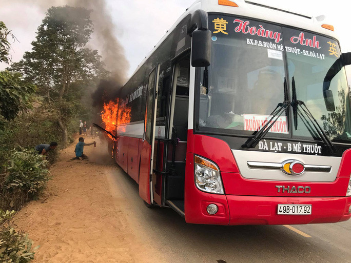 Trước đó cũng có một số vụ cháy xe giường nằm khiến người đi xe hoảng loạn. Vào lúc 17h ngày 4/5, trên Quốc lộ 27, đoạn qua xã Đắk Nuê, huyện Lắk, tỉnh Đắk Lắk cũng xảy ra một vụ cháy đối với xe giường nằm mang BKS: 49B-017.92 của nhà xe Hoàng Anh lưu thông hướng Lâm Đồng – Đắk Lắk. Khi xe chạy tới địa điểm trên thì bất ngờ lốp phía sau bên phụ bị nổ và ngọn lửa bốc cháy dữ dội.