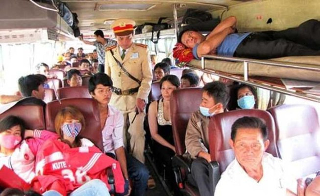 Ôtô chạy quá tốc độ trên 35 km/h, xe máy quá 20 km/h; Ôtô chở khách, ôtô chở người chở quá số người vượt trên 100% số người được phép chở; Ôtô chở hàng vượt quá trọng tải cho phép trên 150%; Ôtô chở hàng mà tổng trọng lượng của xe hoặc tải trọng trục xe vượt quá tải trọng cho phép của cầu, đường trên 150%; Không chấp hành việc kiểm tra tải trọng, khổ giới hạn của xe;